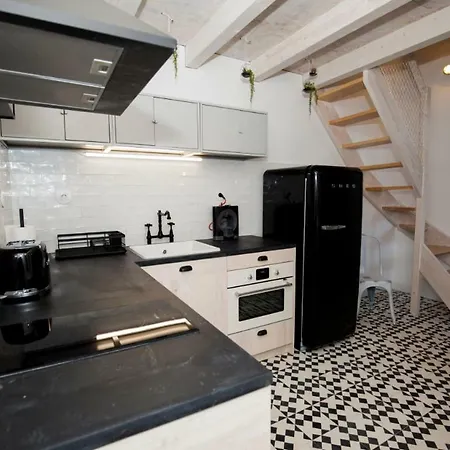 Appartement Get A Cactus And Books *