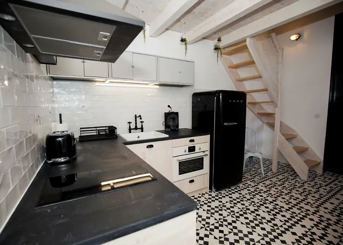 Appartement Get A Cactus And Books *