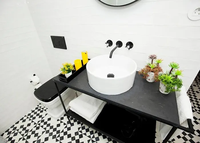 Daire Get A Cactus And Books *